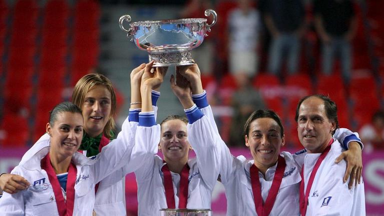 Le azzurre festeggiano la prima vittoria in Fed Cup nel 2006