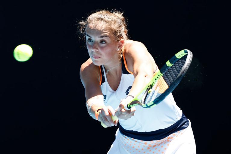 Il rovescio di Lucia Bronzetti (foto Getty Images)