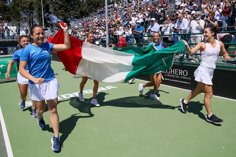 BJK Cup: La squadra azzurra festeggia la qualificazione alle Finals sul Centrale del Tennis Club Alghero (foto Sposito)