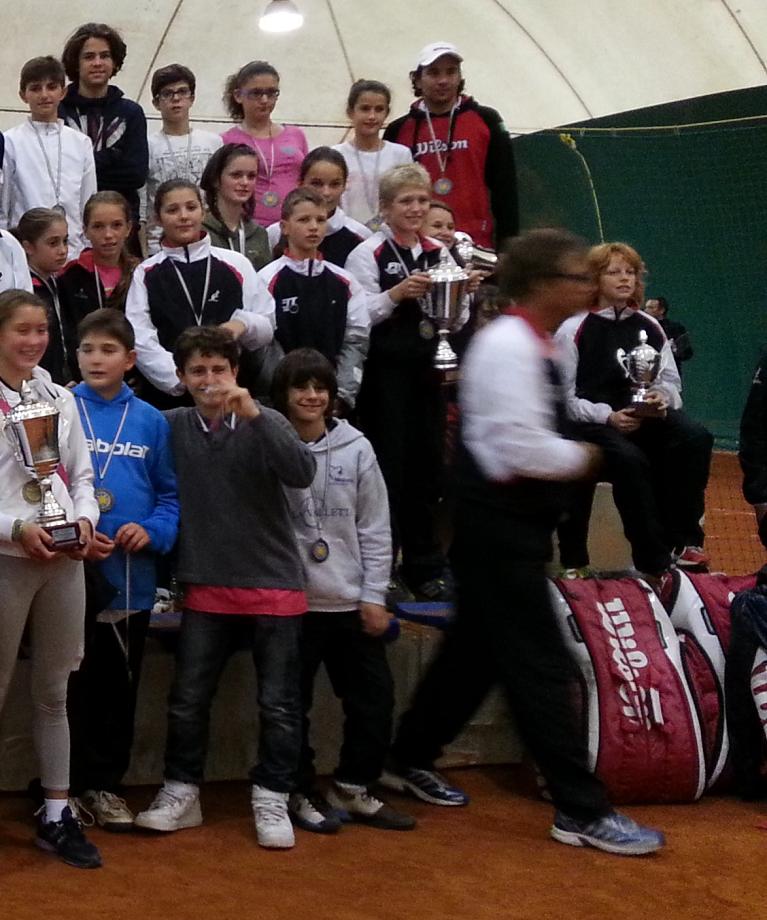 Jannik Sinner con il trofeo di miglior giocatore