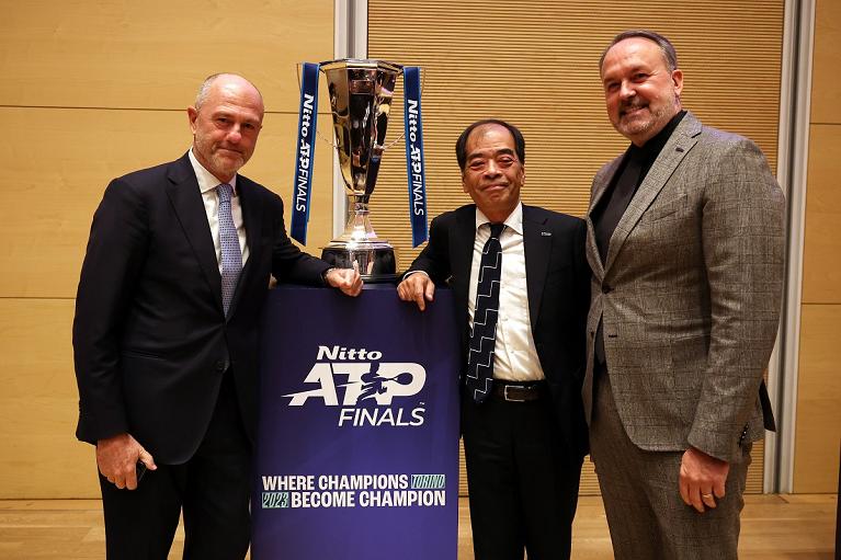 Angelo Binaghi posa con il trofeo delle Nitto ATP Finals. A destra Sam Strijckmans, Presidente & CEO di Nitto nella regione EMEA e Vice Presidente Esecutivo di Nitto Denko Corporation (Giampiero Sposito/FITP)