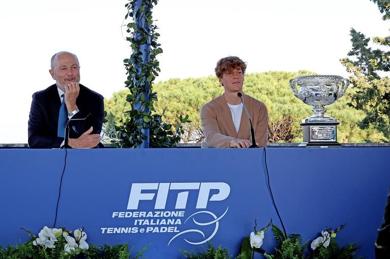 Il presidente della FITP Angelo Binaghi con Jannik Sinner ed il trofeo dell'Australian Open (foto Sposito/FITP)          (foto Sposito/FITP)