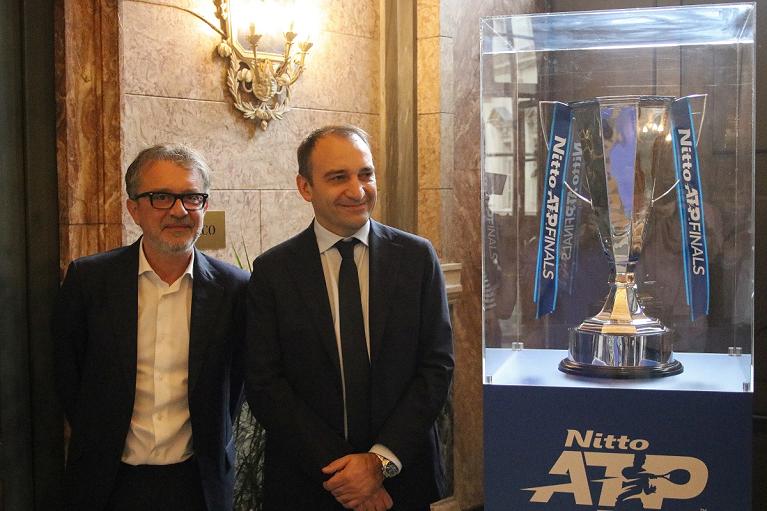 Da sinistra l'assessore allo Sport Domenico Carretta e il Sindaco Stefano Lo Russo con il trofeo delle Nitto ATP Finals (Foto Città di Torino)