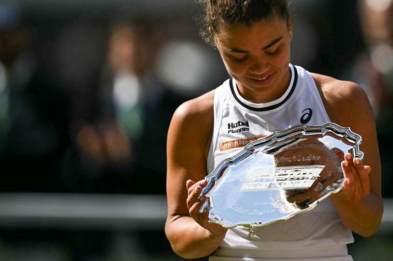 Jasmine Paolini con il trofeo della finalista a Wimbledon 2024 (foto Getty Images)