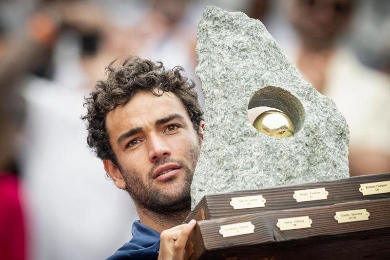 Matteo Berrettini con il trofeo di Gstaad 2024 (foto Getty Images)