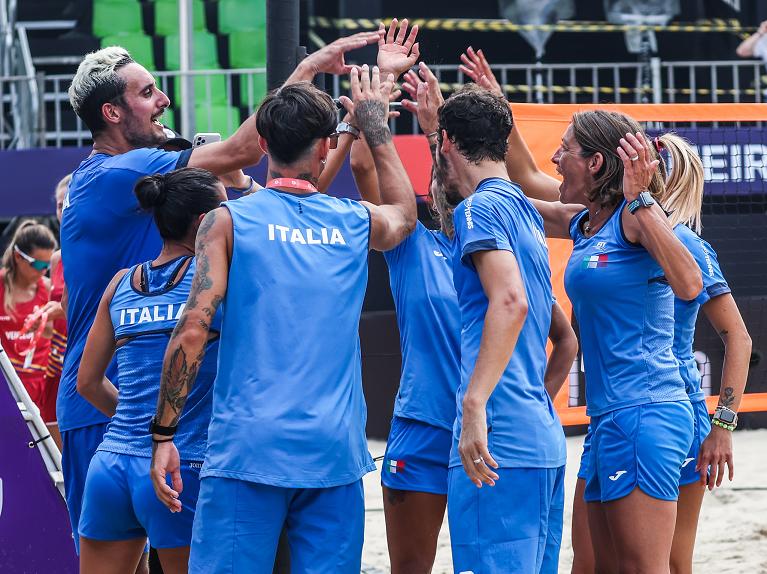 La Nazionale italiana festeggia nella Beach Tennis World Cup 2022 (foto Marcello Zambrana/DGW)