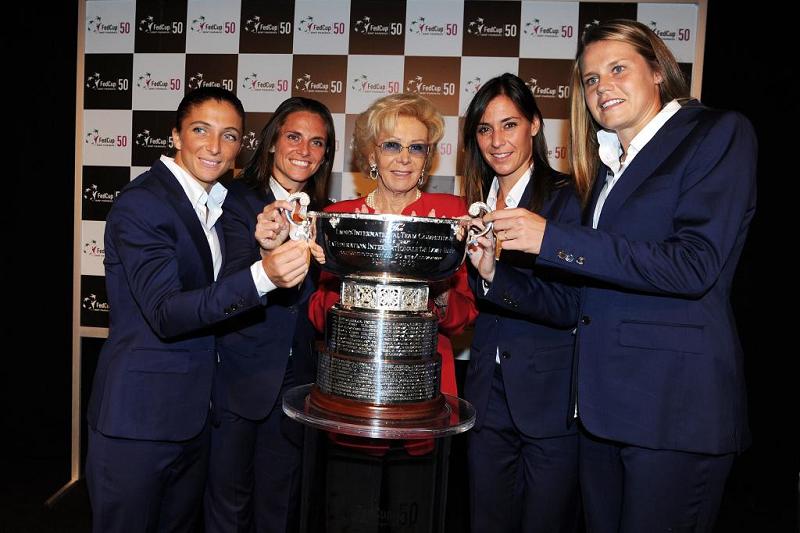 Lea Pericoli con le ragazze della nazionale di Billie Jean king Cup che vinse il trofeo nel 2013 (Foto FITP)