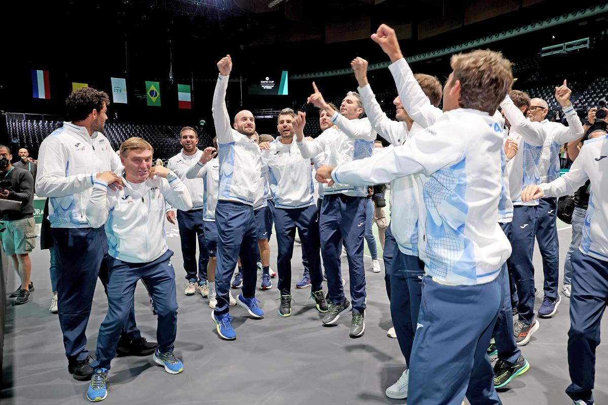 La festa dell'Italia per la qualificazione alle Davis Cup Finals 2024 (Foto Sposito/FITP)