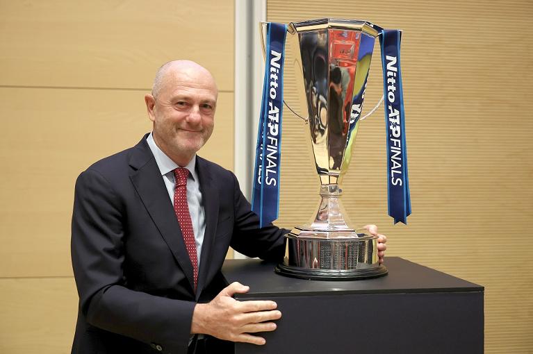 Presentazione Nitto ATP Finals 2024: il Presidente della FITP Angelo Binaghi con il trofeo delle Nitto ATP Finals(foto Sposito/FITP)