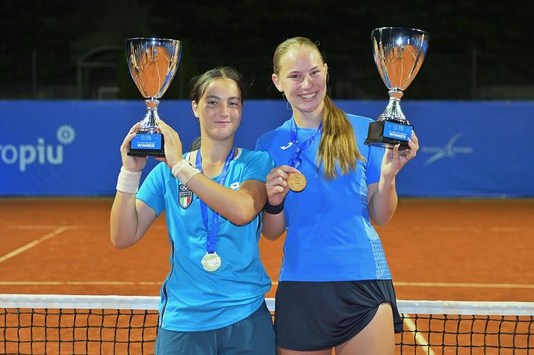 Fabiola Marino (sinistra) e Carla Giambelli: hanno vinto il titolo di doppio ai Campionati Europei under 16 by Lavoropiù (foto Adelchi Fioriti/FITP)