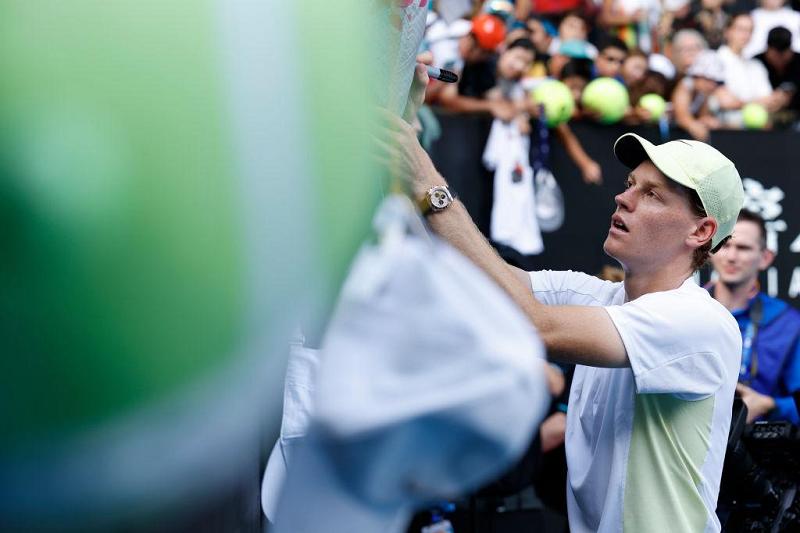 Jannik Sinner firma autografi (Getty Images)