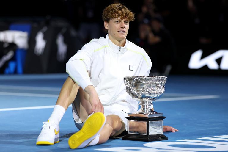 Jannik Sinner con il trofeo dell'Australian Open 2025 (foto Getty Images)