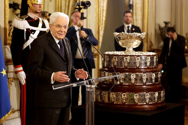 Il Presidente della Repubblica Sergio Mattarella con la Coppa Davis (foto Sposito/FITP)